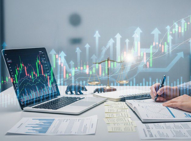 تصویر یک لپتاپ و چندین سند در خصوص نمایش آمار ارز دیجیتال